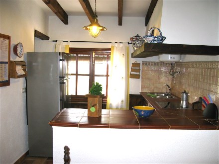 In der offenen Kche gibt es einen grossen Khlschrank