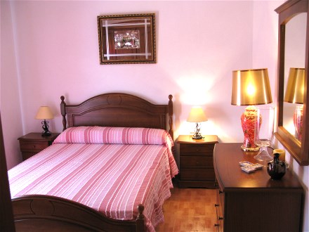 Das Schlafzimmer hat ein Doppelbett