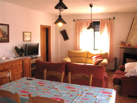 Im Wohnzimmer gibt es einen grossen Esstisch