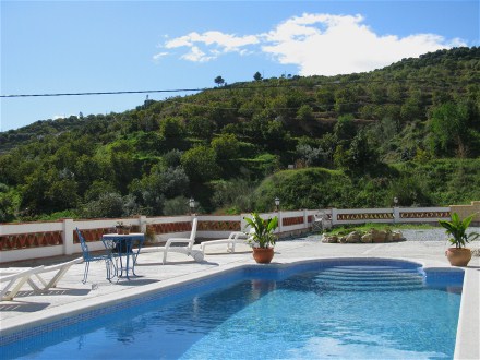 Der groe Pool liegt in Sdlage vor dem Haus