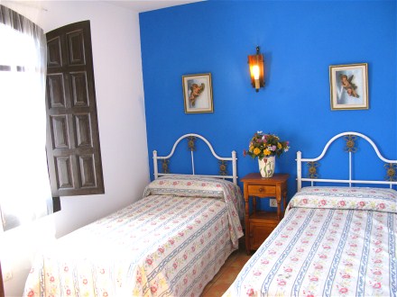 Das Schlafzimmer im ersten Stock mit zwei Einzelbetten