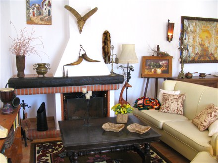 Das Wohnzimmer mit Kamin und Sofaecke