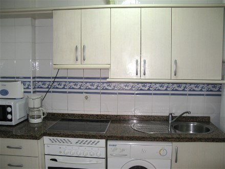 Die Kch ist hell gefliest mit einer blauen Borte