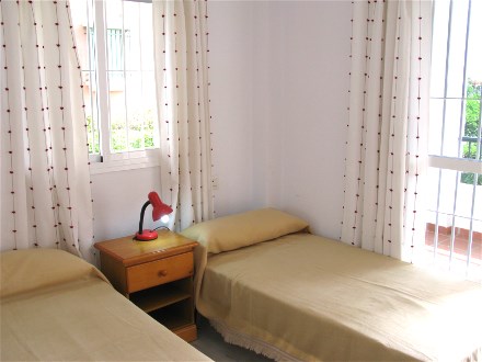 Das zweite Schlafzimmer hat zwei Einzelbetten