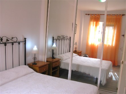 Das Schlafzimmer mit Doppelbett hat groe Speigel