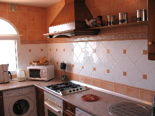 Die moderen Einbaukche ist gut ausgestattet