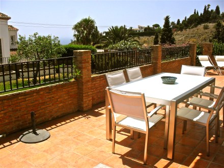 Die Terrasse der Villa hat den ganzen Tag Sonne