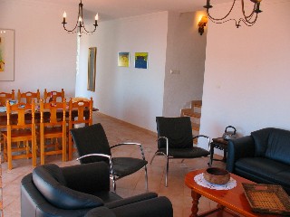 Das Gerimige Wohnzimmer hat einen grossen Esstisch