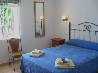 Das Schlafzimmer hat ein grosses Doppelbett und Einbauschrnke