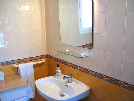 Das Bad im Ferienhaus ist hell gefliest 