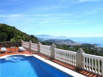 Von der sonnigen Terrasse haben Sie einen weiten Blick auf Almunecar