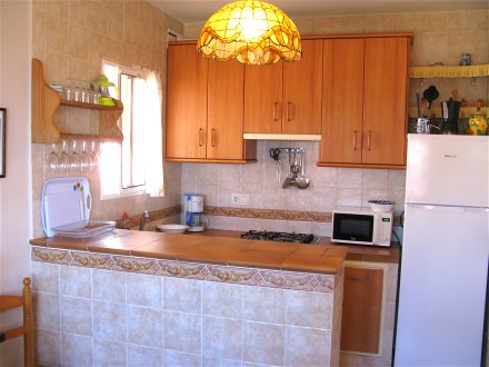 Die Kche ist gut ausgestattet und hat einen grossen Khlschrank