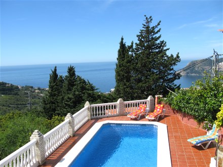 Nach Westen blicken Sie in die Bucht von La Herradura