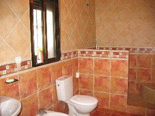 Die B�der haben gro�e gemauerte Duschkabinen