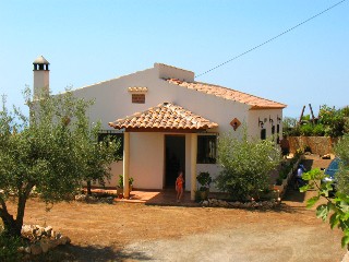 Das Ferienhaus liegt in Hanglage oberhalb vom Strand Playa Cabria