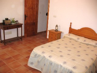 Dieses Schlafzimmer mit Doppelbett hat ein En Suite Bad.