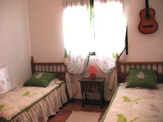 Die anderen beiden Schalfzimmer haben Einzelbetten, die auch nebeneinander gestellt werden k�nnen