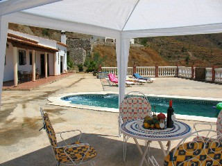 Die gro�e Terrasse bietet den ganzen Tag Sonne