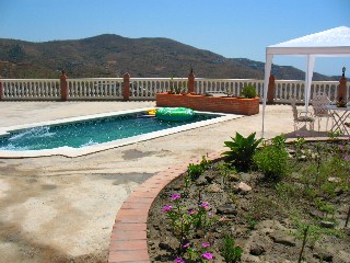 Vor dem Haus gibt es eine �berdachte Terrasse und zus�tzlich eine Pergola