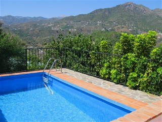 Der private Pool liegt etwas erhht hinter dem Haus.