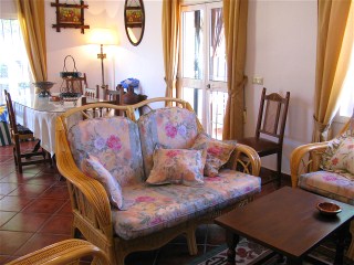 Essecke mit gossem Tisch und Ausgang zur Terrasse