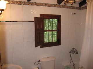 Das modern geflieste Bad hat eine Wanne