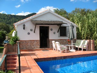 Der private Pool vom Ferienhaus im Hinterland der Costa del Sol ist nicht einsehbar