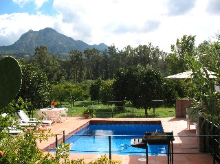 Auf der Pool Terrasse gibt es auch einen Grill