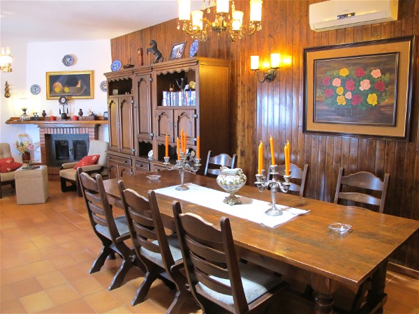 Wohnzimmer mit grossen Esstisch