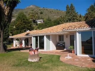 Villa Orenda mit sonnigen Terrassen und Garten