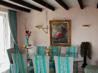 Auch vom Essezimmer gelangen Sie in den gepflegten Garten