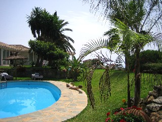 Der private nierenf�rmige Pool ist ganzj�hrig bef�llt