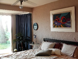 Die Schalfzimmer haben gro�e Doppelbetten