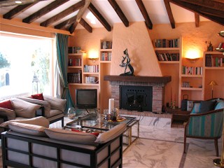 Der gro�z�geige Salon hat gro�e Terrassent�ren zum Garten