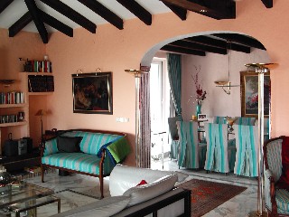 Durch einen offenen Bogen gelangen Sie in die helle Essecke