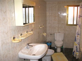 Das Bad hat eine groe Duschkabine und auch ein Fenster