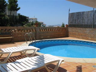 Auch am Pool stehen Sonnenliegen zur Verfgung