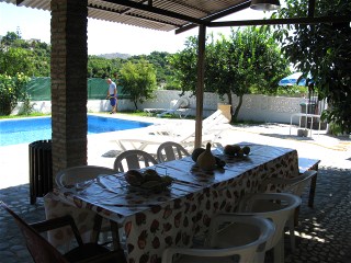 Die Terrasse mit Blick zum Pool