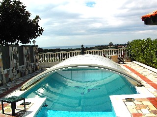 Die Poolabdeckung kann zuck geschoben werden