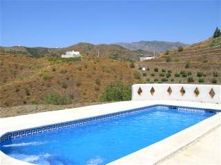 Pool mit Blick in die Berge
