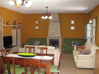 Im grossen Wohnzimmer gibt es auch einen gemtlichen Esstisch