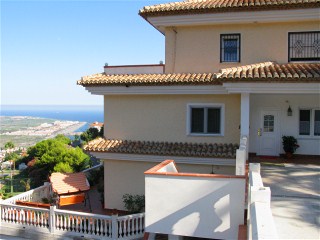 Die Ferienwohnung bedindet sich in der mittleren Ebene der dreistckigen Villa