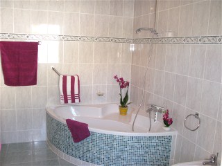 Im zweiten Bad gibt es eine runde Badewanne