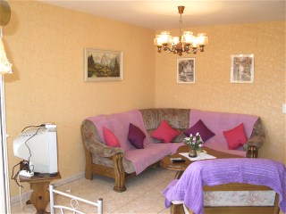 Im Wohnzimmer gibt es eine rustikale Eichenholz Couch