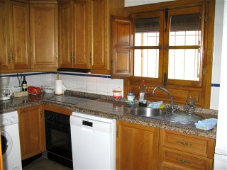 Die moderne und gerumige Einbaukche ist gut ausgestattet