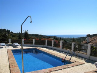 Auch von der Poolterrasse haben Sie einen schnen Blick auf das Meer