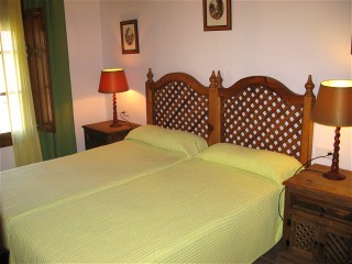 Im zweiten Schlafzimmer gibt es zwei Einzelbetten, die nebeneinander stehen