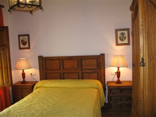 Im Master Schalfzimmer gibt es ein Doppelbett und einen grossen Schrank