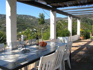 Von der grossen Terrasse haben Sie einen weiten Blick auf die Berge des Nationalparks Sierra de Tejeda und das Meer.