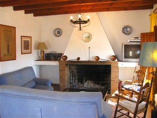 Im Wohnzimmer gibt es einen offenen Kamin